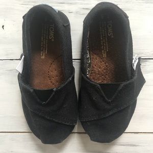 Toddler Toms. Size 6. Black.